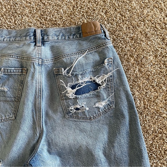 American Eagle Relaxed Mom Jeans Women’s 6 Long Blue Light Wash Tapered Ripped - Picture 10 of 16